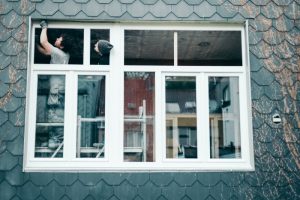 Монтажники выполняют финишную отделку оконного блока по ГОСТ